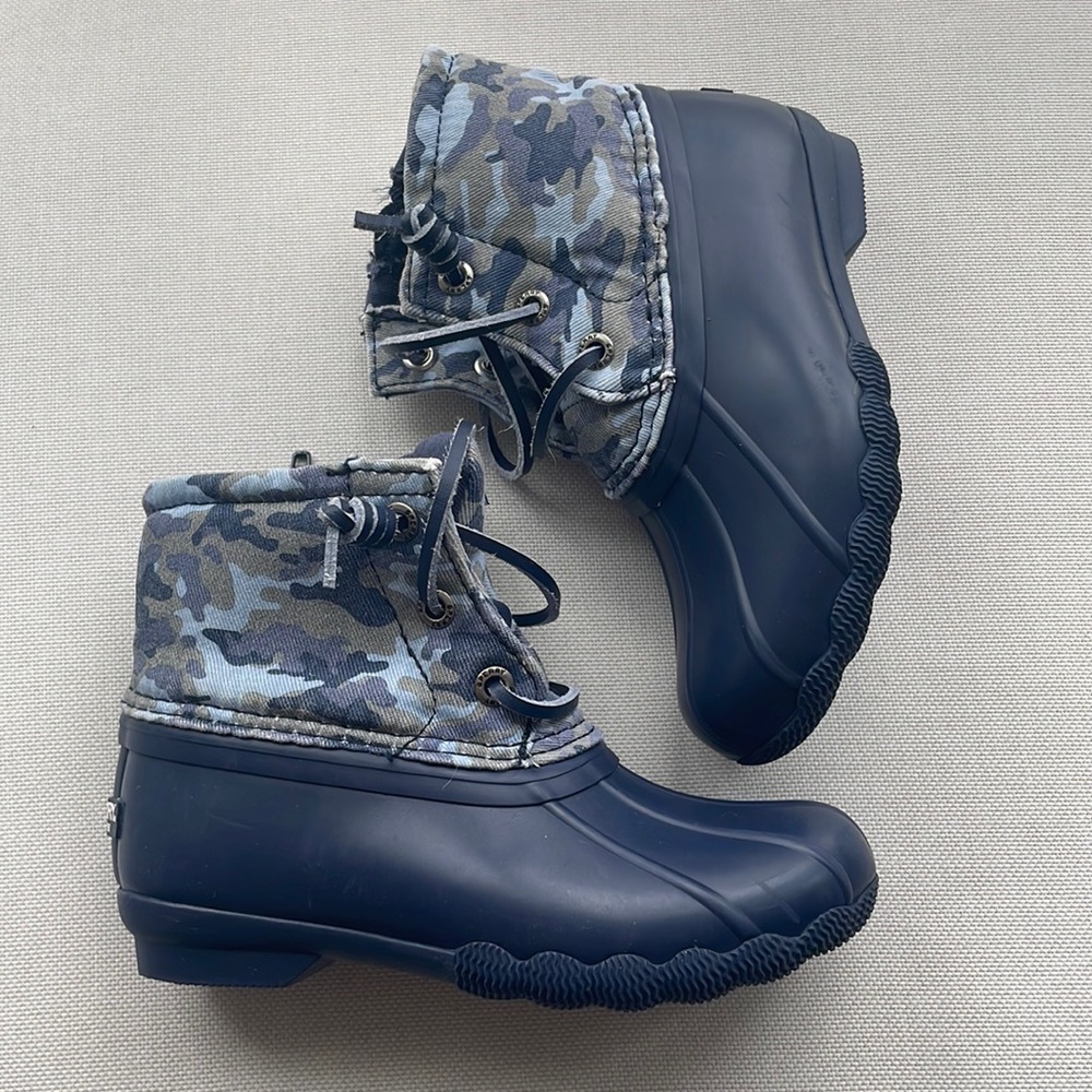 Sperry Saltwater Resistant Duck Boot Blue Camo Toddler Size 9. Good used.